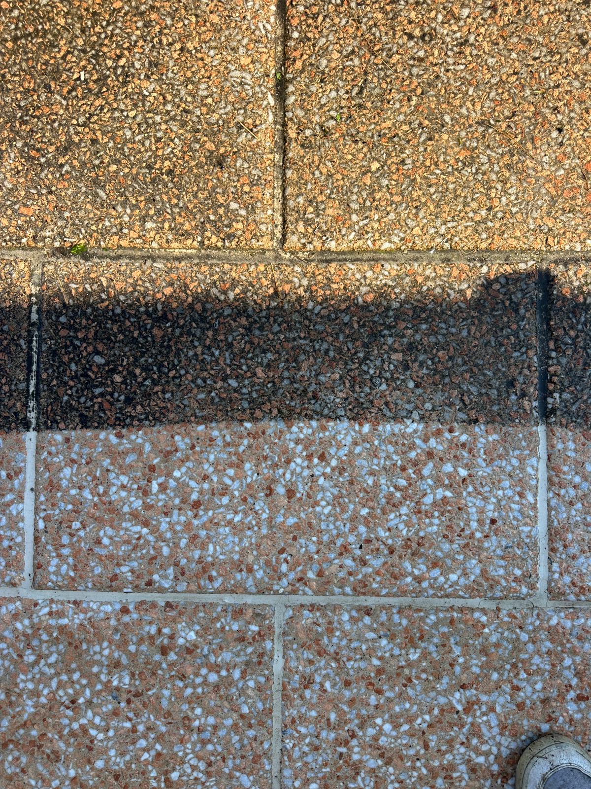 Detailaufnahme einer gereinigten Steinfläche mit sichtbarem Reinigungsunterschied