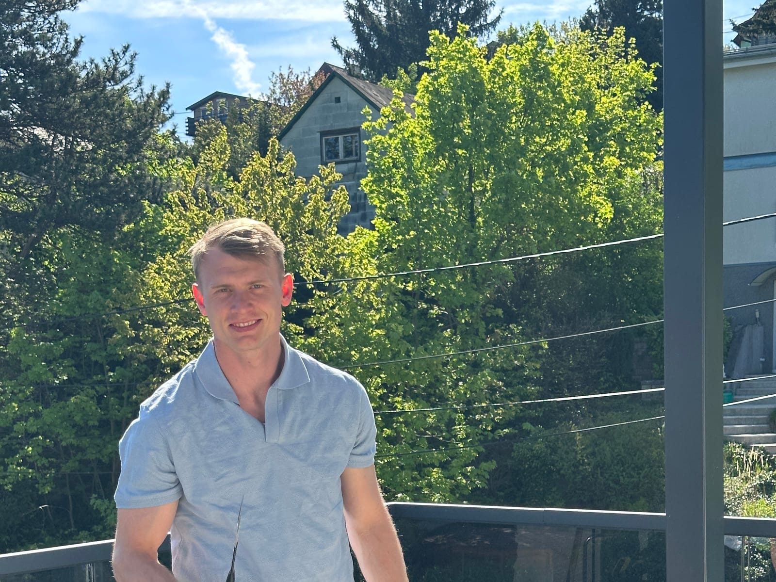 Florian Freissegger an einem sonnigen Tag auf einer Außenterrasse